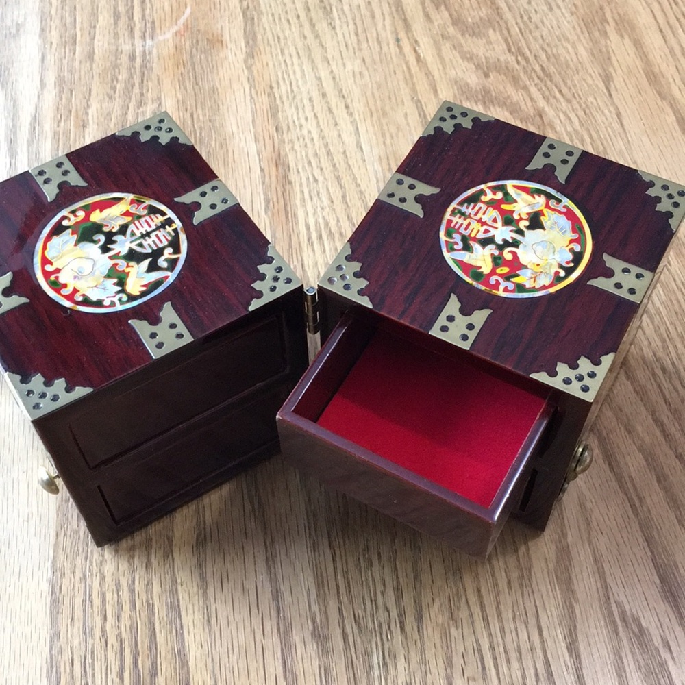 Unique Korean 4 drawer box with latch